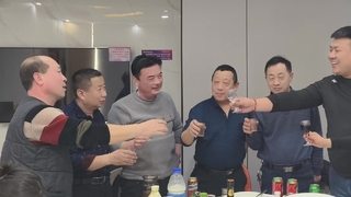 Erheben Sie das Glas, zollen Sie dem Geist des Handwerks Tribut, reichen Sie sich die Hände und begeben Sie sich gemeinsam auf eine neue Reise